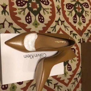 Calvin Klein Brady Leather Pump - size 9W, Caramel